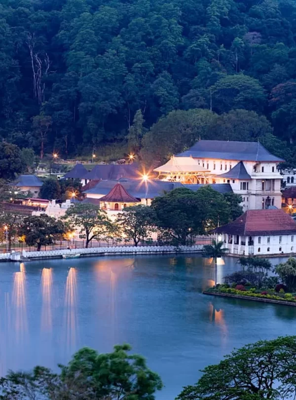 The Temple of the Sacred Tooth Relic or Sri Dalada Maligawa-Kandy-visite kandy
